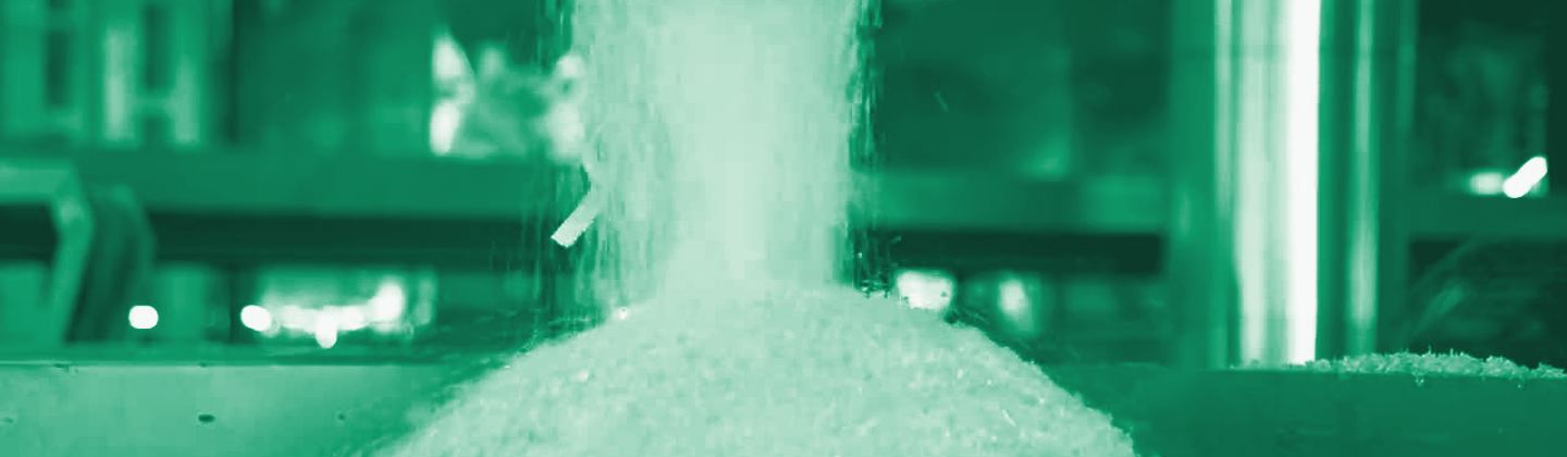 Flake de PET reciclado em cascata durante o processamento, duotom verde