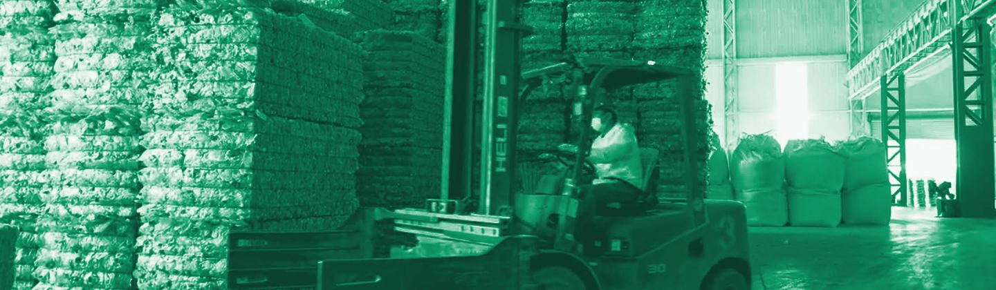 Fardos de garrafas PET pós-consumo em grande escala, duotom verde