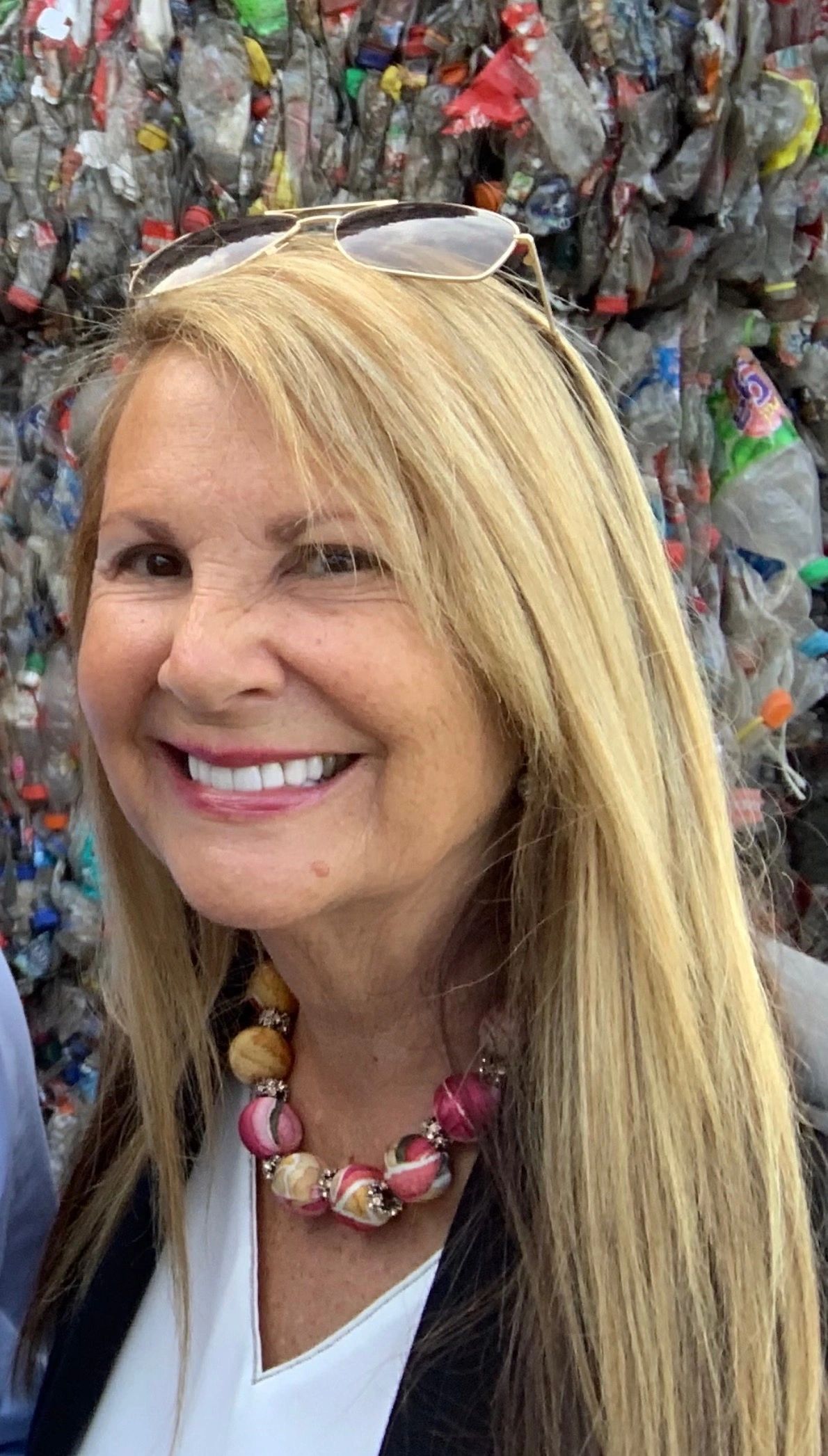 Barbara Kaufman, directora ejecutiva de GHD, fotografiada frente a fardos de botellas de PET posconsumo