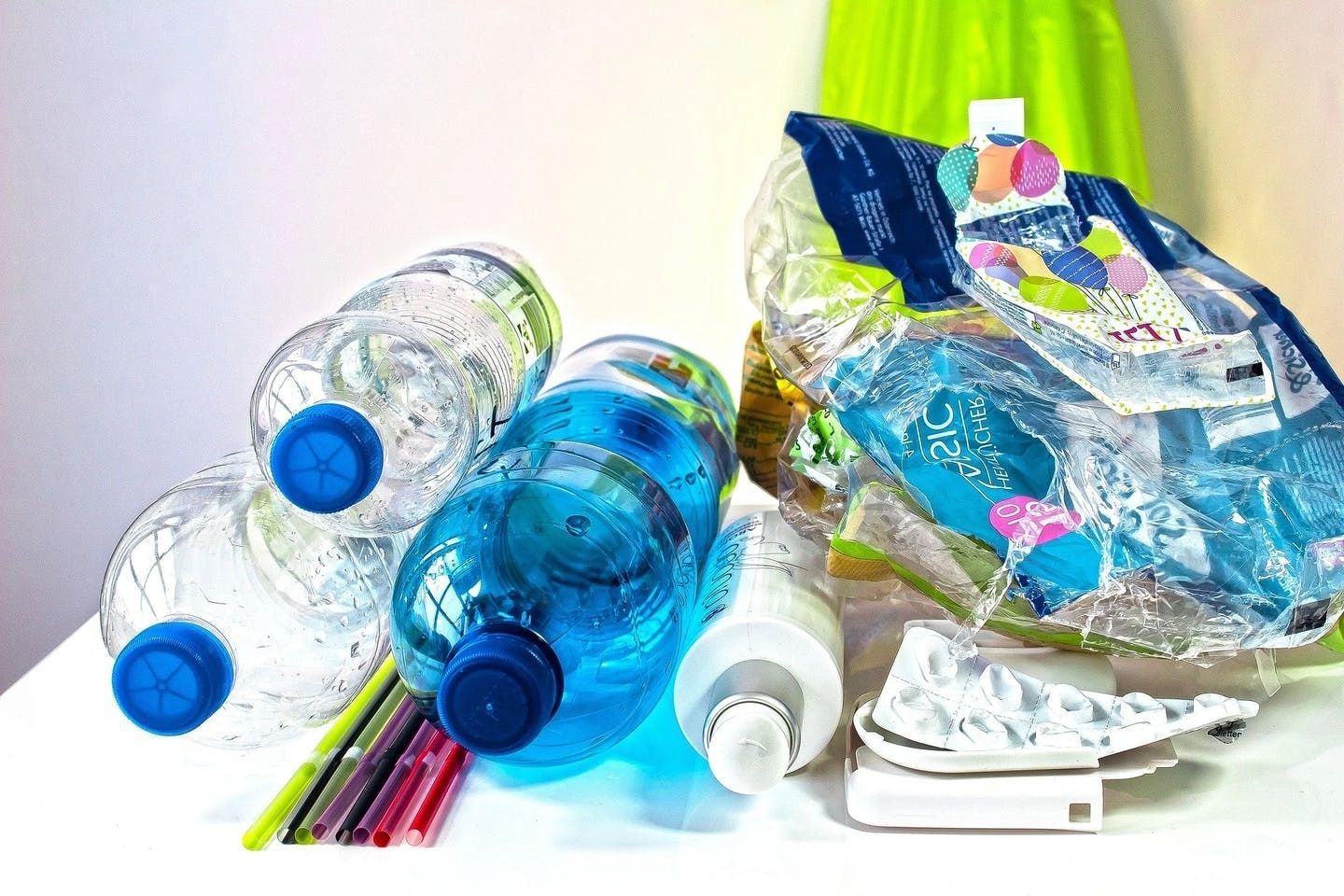 Botellas de plástico y bolsas flexibles multimaterial sobre una mesa